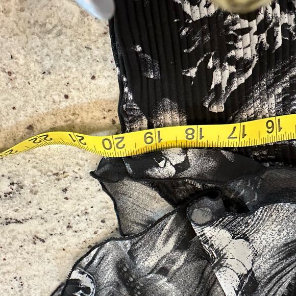 Sere Nade  shear top blouse. Black white pleated size XL - Picture 6 of 7